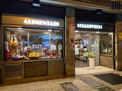 ...cos� continuiamo il nostro viaggio nel rione Madonnella. Qui, alle spalle dell�Albergo delle Nazioni, �sta di casa� al civico 39 di via Dalmazia la salumeria Sciacovelli